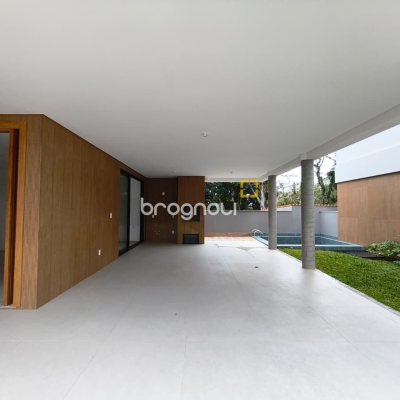 Casa de Condomínio com 230m², 3 quartos (sendo 3 suítes), 2 garagens, no bairro Santo Antônio de Lisboa em Florianópolis