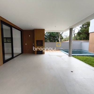 Casa de Condomínio com 230m², 3 quartos (sendo 3 suítes), 2 garagens, no bairro Santo Antônio de Lisboa em Florianópolis
