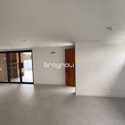 Casa de Condomínio com 230m², 3 quartos (sendo 3 suítes), 2 garagens, no bairro Santo Antônio de Lisboa em Florianópolis