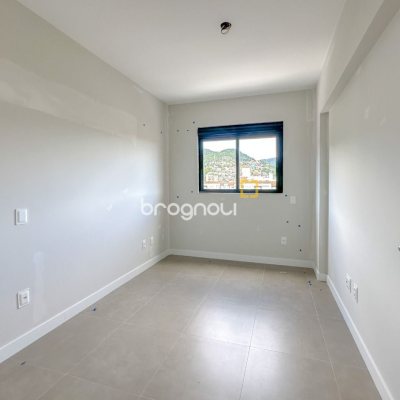 Apartamento com 98m², 3 quartos (sendo 1 suíte), 2 garagens, no bairro Saco Grande em Florianópolis