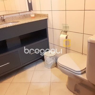 Casa com 264m², 6 quartos (sendo 1 suíte), 4 garagens, no bairro Centro em Florianópolis