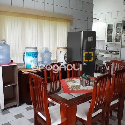 Casa com 264m², 6 quartos (sendo 1 suíte), 4 garagens, no bairro Centro em Florianópolis
