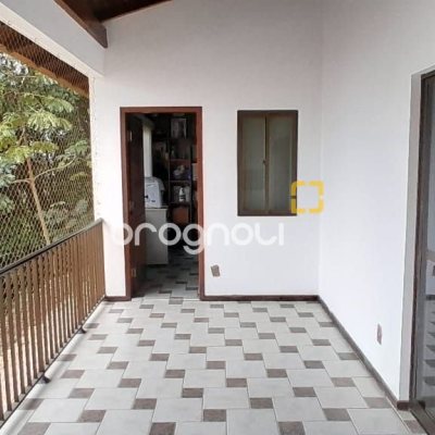 Casa com 264m², 6 quartos (sendo 1 suíte), 4 garagens, no bairro Centro em Florianópolis
