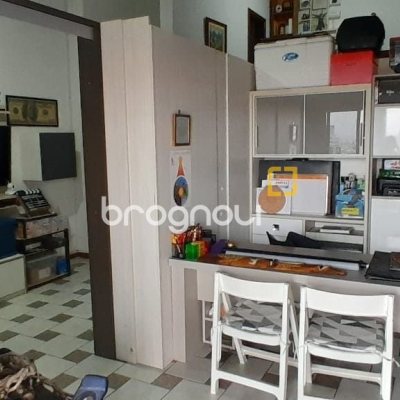 Casa com 264m², 6 quartos (sendo 1 suíte), 4 garagens, no bairro Centro em Florianópolis