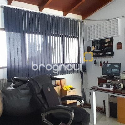 Casa com 264m², 6 quartos (sendo 1 suíte), 4 garagens, no bairro Centro em Florianópolis