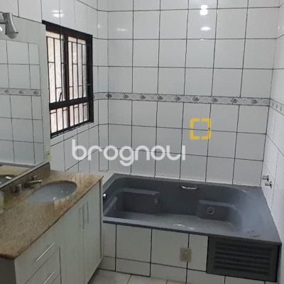 Casa com 264m², 6 quartos (sendo 1 suíte), 4 garagens, no bairro Centro em Florianópolis