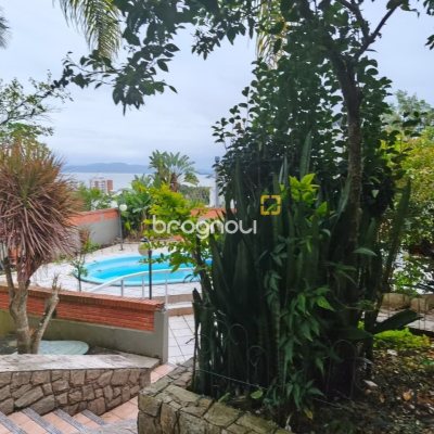 Casa com 380m², 6 quartos (sendo 2 suítes), 6 garagens, no bairro João Paulo em Florianópolis
