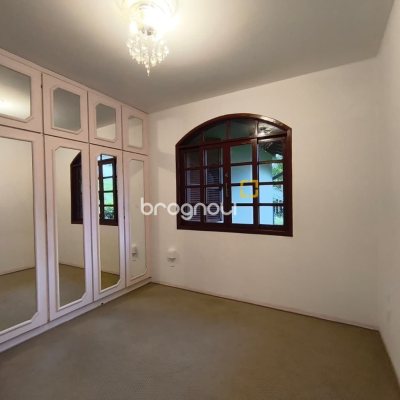 Casa com 380m², 6 quartos (sendo 2 suítes), 6 garagens, no bairro João Paulo em Florianópolis