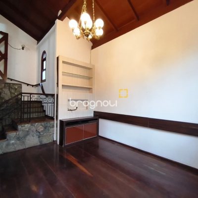 Casa com 380m², 6 quartos (sendo 2 suítes), 6 garagens, no bairro João Paulo em Florianópolis