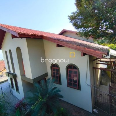 Casa com 380m², 6 quartos (sendo 2 suítes), 6 garagens, no bairro João Paulo em Florianópolis