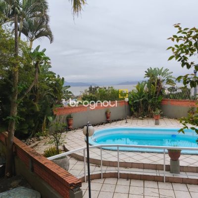 Casa com 380m², 6 quartos (sendo 2 suítes), 6 garagens, no bairro João Paulo em Florianópolis