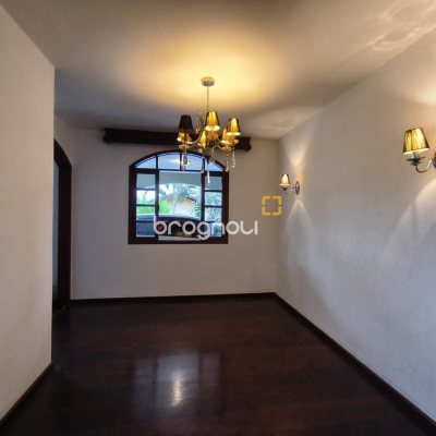 Casa com 380m², 6 quartos (sendo 2 suítes), 6 garagens, no bairro João Paulo em Florianópolis