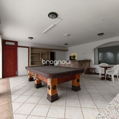 Casa com 380m², 6 quartos (sendo 2 suítes), 6 garagens, no bairro João Paulo em Florianópolis