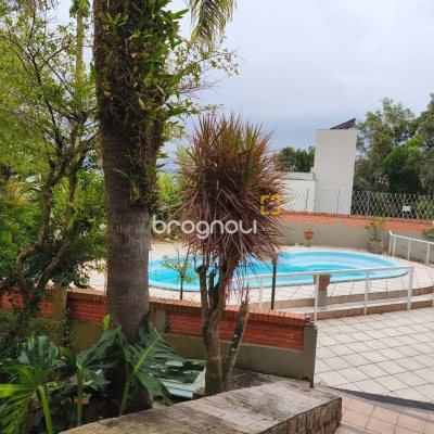 Casa com 380m², 6 quartos (sendo 2 suítes), 6 garagens, no bairro João Paulo em Florianópolis