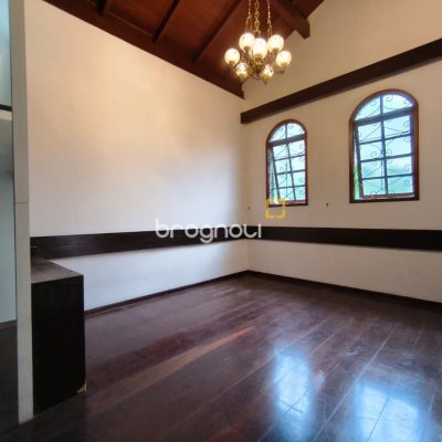 Casa com 380m², 6 quartos (sendo 2 suítes), 6 garagens, no bairro João Paulo em Florianópolis