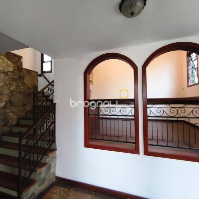 Casa com 380m², 6 quartos (sendo 2 suítes), 6 garagens, no bairro João Paulo em Florianópolis