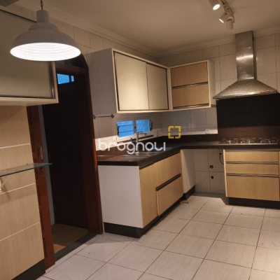 Casa com 380m², 6 quartos (sendo 2 suítes), 6 garagens, no bairro João Paulo em Florianópolis