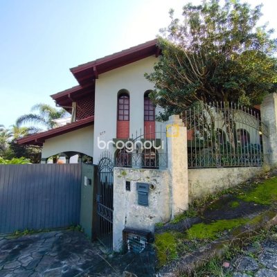 Casa com 380m², 6 quartos (sendo 2 suítes), 6 garagens, no bairro João Paulo em Florianópolis