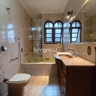 Casa com 380m², 6 quartos (sendo 2 suítes), 6 garagens, no bairro João Paulo em Florianópolis