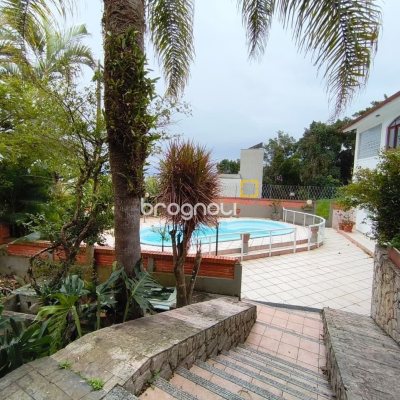 Casa com 380m², 6 quartos (sendo 2 suítes), 6 garagens, no bairro João Paulo em Florianópolis