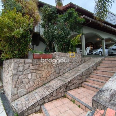 Casa com 380m², 6 quartos (sendo 2 suítes), 6 garagens, no bairro João Paulo em Florianópolis