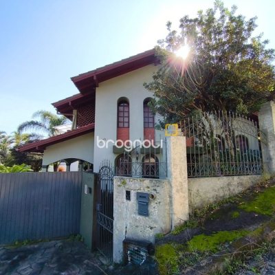 Casa com 380m², 6 quartos (sendo 2 suítes), 6 garagens, no bairro João Paulo em Florianópolis