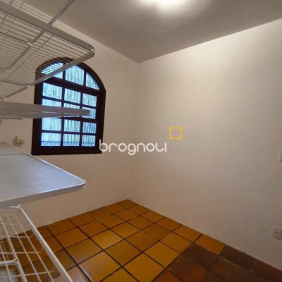 Casa com 380m², 6 quartos (sendo 2 suítes), 6 garagens, no bairro João Paulo em Florianópolis