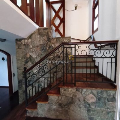 Casa com 380m², 6 quartos (sendo 2 suítes), 6 garagens, no bairro João Paulo em Florianópolis
