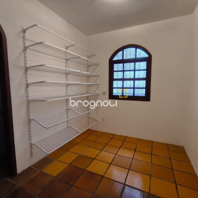 Casa com 380m², 6 quartos (sendo 2 suítes), 6 garagens, no bairro João Paulo em Florianópolis