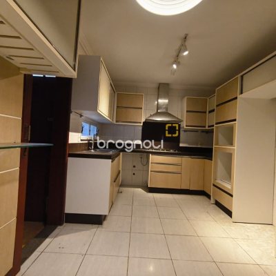 Casa com 380m², 6 quartos (sendo 2 suítes), 6 garagens, no bairro João Paulo em Florianópolis