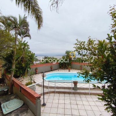 Casa com 380m², 6 quartos (sendo 2 suítes), 6 garagens, no bairro João Paulo em Florianópolis