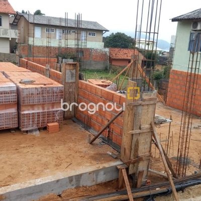 Casa com 113m², 3 quartos (sendo 1 suíte), 2 garagens, no bairro Santinho em Florianópolis