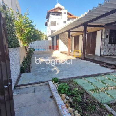 Casa com 110m², 4 quartos, 1 garagem, no bairro Canasvieiras em Florianópolis