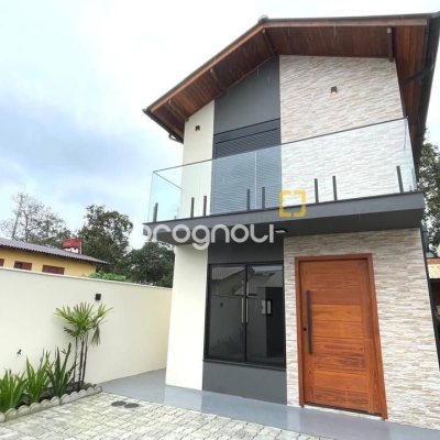 Casa com 135m², 4 quartos (sendo 1 suíte), 2 garagens, no bairro Rio Vermelho em Florianópolis