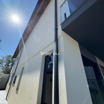 Casa com 135m², 4 quartos (sendo 1 suíte), 2 garagens, no bairro Rio Vermelho em Florianópolis
