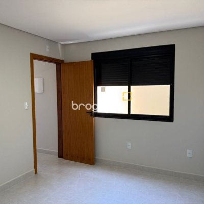 Casa com 135m², 4 quartos (sendo 1 suíte), 2 garagens, no bairro Rio Vermelho em Florianópolis