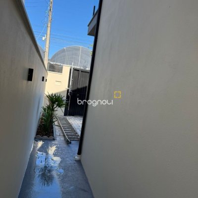 Casa com 135m², 4 quartos (sendo 1 suíte), 2 garagens, no bairro Rio Vermelho em Florianópolis