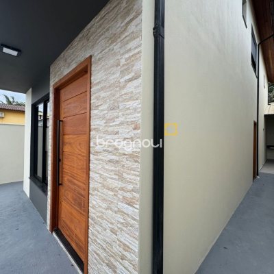 Casa com 135m², 4 quartos (sendo 1 suíte), 2 garagens, no bairro Rio Vermelho em Florianópolis