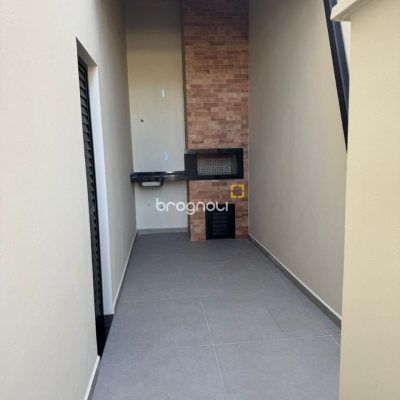 Casa com 135m², 4 quartos (sendo 1 suíte), 2 garagens, no bairro Rio Vermelho em Florianópolis