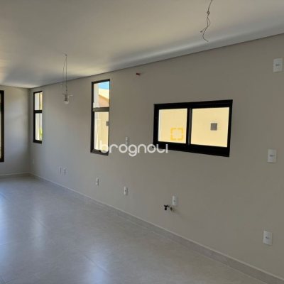 Casa com 135m², 4 quartos (sendo 1 suíte), 2 garagens, no bairro Rio Vermelho em Florianópolis