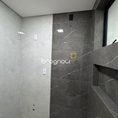 Casa com 135m², 4 quartos (sendo 1 suíte), 2 garagens, no bairro Rio Vermelho em Florianópolis