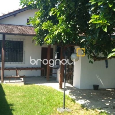 Casa com 130m², 2 quartos, 3 garagens, no bairro Balneário em Florianópolis