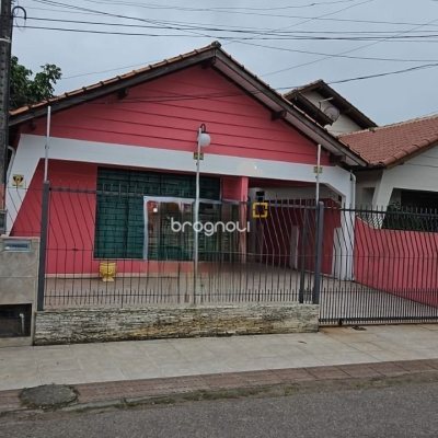 Casa com 130m², 2 quartos, 3 garagens, no bairro Balneário em Florianópolis