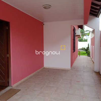 Casa com 130m², 2 quartos, 3 garagens, no bairro Balneário em Florianópolis
