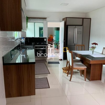 Casa com 145m², 5 quartos (sendo 1 suíte), 5 garagens, no bairro Centro em São José