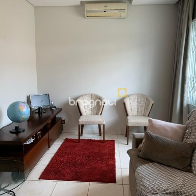 Casa com 145m², 5 quartos (sendo 1 suíte), 5 garagens, no bairro Centro em São José
