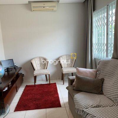 Casa com 145m², 5 quartos (sendo 1 suíte), 5 garagens, no bairro Centro em São José