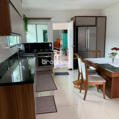 Casa com 145m², 5 quartos (sendo 1 suíte), 5 garagens, no bairro Centro em São José