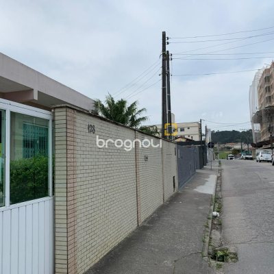 Casa com 145m², 5 quartos (sendo 1 suíte), 5 garagens, no bairro Centro em São José
