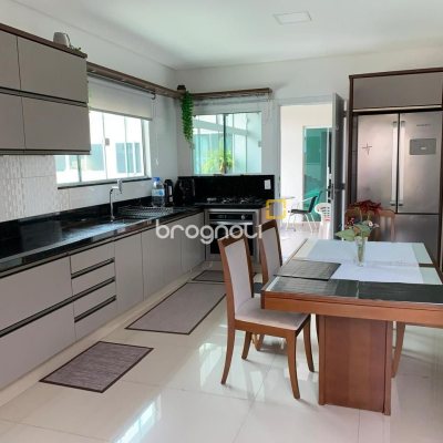 Casa com 145m², 5 quartos (sendo 1 suíte), 5 garagens, no bairro Centro em São José